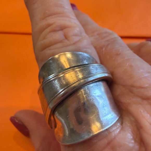 Elegant Silver Women's Ring - Picture 1 of 9